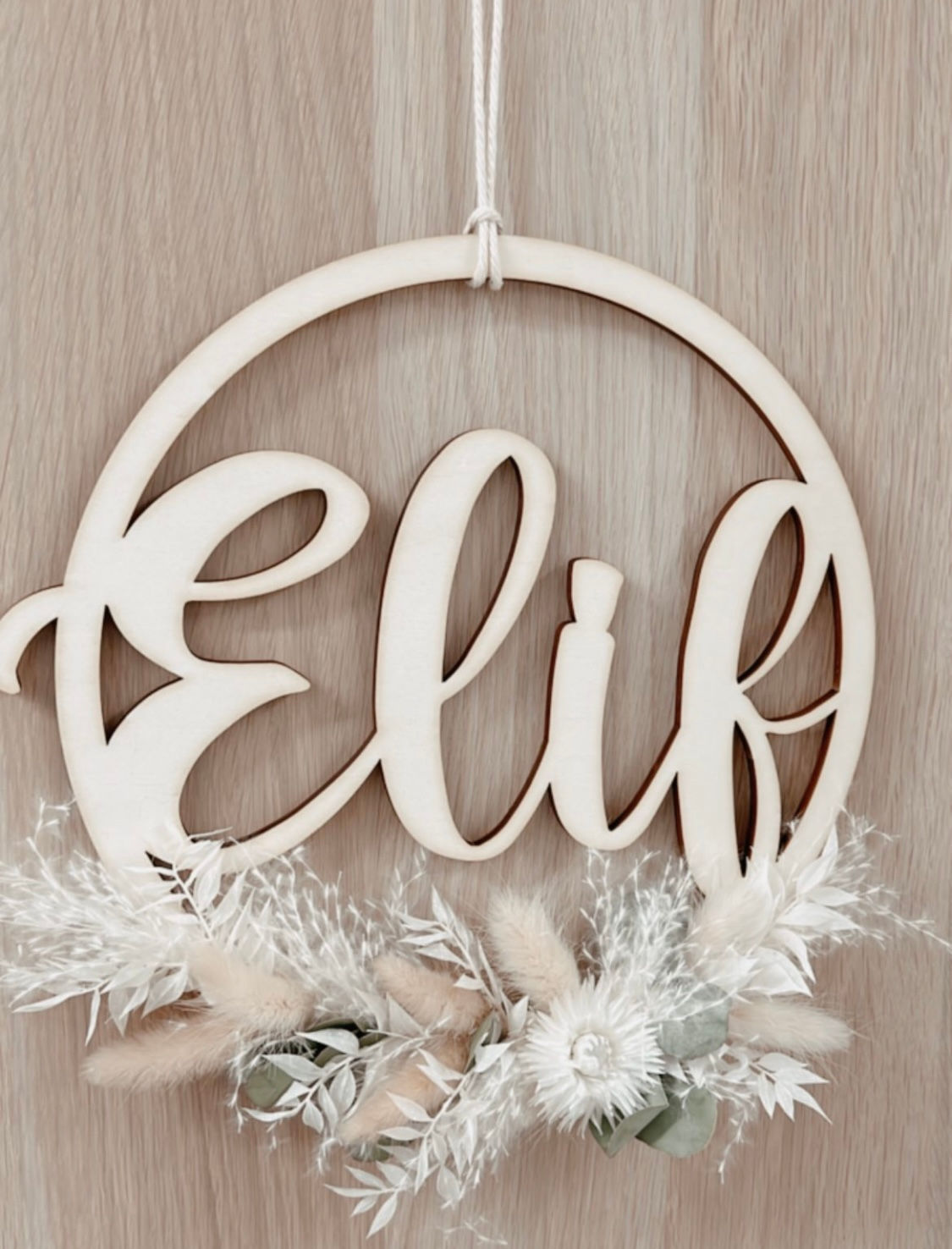 Türschild aus Holz mit Trockenblumen