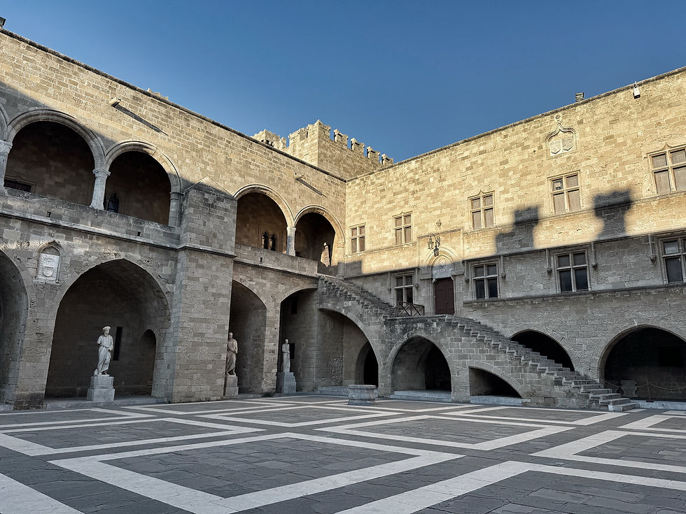 Dettaglio architettonico delle mura e torri merlate del Palazzo del Gran Maestro a Rodi