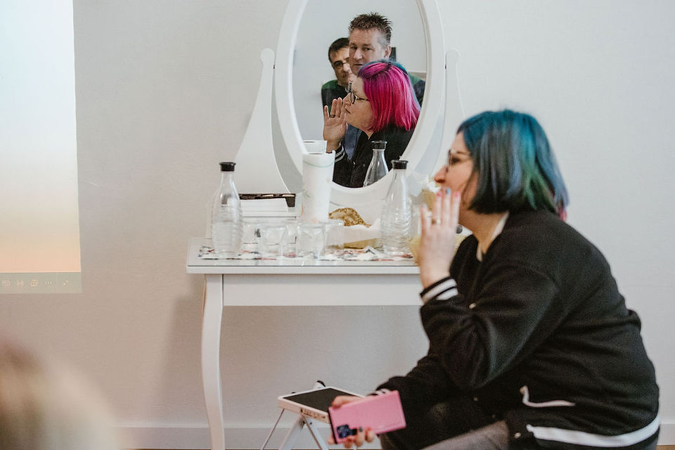 Studiohöck der Photoprofessionals: Fotografen tauschen sich über Instagram-Strategien aus und diskutieren, ob Social Media Freund oder Feind ist.