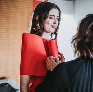 Model Anouk Maria wird von Therese Asplund mit Seidenpapier "eingepackt"
