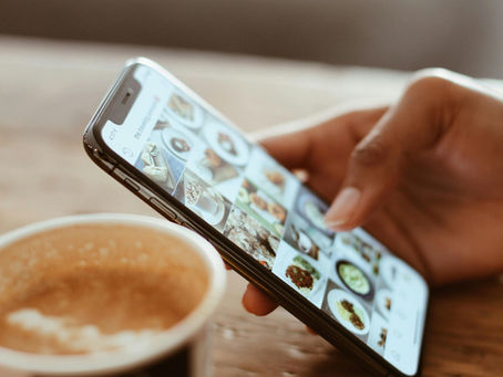 Main qui swippe sur son feed instagram