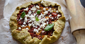 Galette con pasta furba al basilico, pomodorini confit e feta