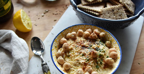Crackers integrali ai semi con hummus di ceci
