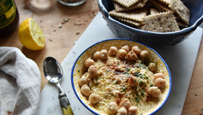 Crackers integrali ai semi con hummus di ceci