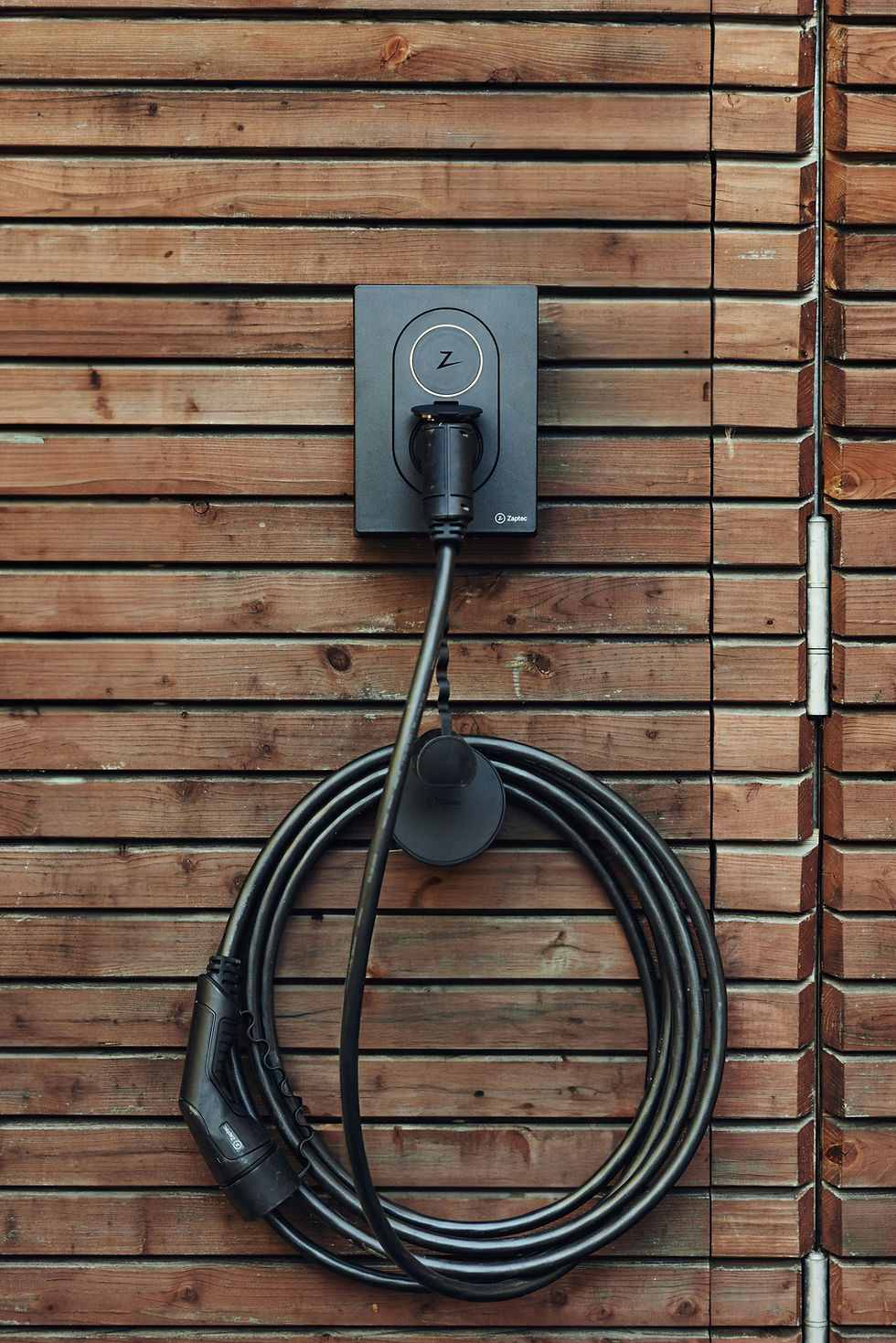 Ladestation für E - Autos zu Hause an Wand befestigt