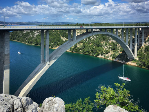 E-Auto im Urlaub laden 2026: Ladekarten, Preise & Routen für Italien, Österreich, Schweiz & Kroatien