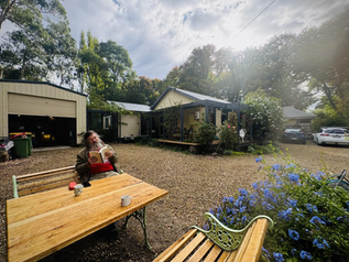 Ông nông dân cố học tiếng Việt để đọc thơ vợ