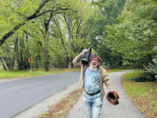 Ông bà nông dân mang thơ đi bán