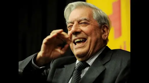 Mario Vargas Llosa riendo durante una conferencia, vestido con terno oscuro y corbata, fotografía de EFE