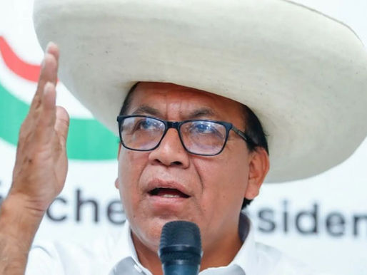 Roberto Sánchez, candidato presidencial de Juntos por el Perú y clasificado a la segunda vuelta de las Elecciones Perú 2026, durante una actividad pública mientras brinda declaraciones sobre regulación y políticas públicas.