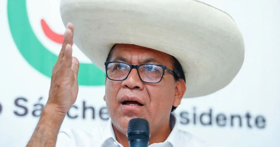 Roberto Sánchez, candidato presidencial de Juntos por el Perú y clasificado a la segunda vuelta de las Elecciones Perú 2026, durante una actividad pública mientras brinda declaraciones sobre regulación y políticas públicas.