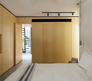 Chambre minimaliste dressing en chêne clair sur mesure, luminiare de chez Modular