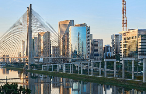Foto panorâmica da ponte Octávio Frias de Oliveira (estaiada), na cidade de São Paulo, que atravessa o Rio Pinheiros.