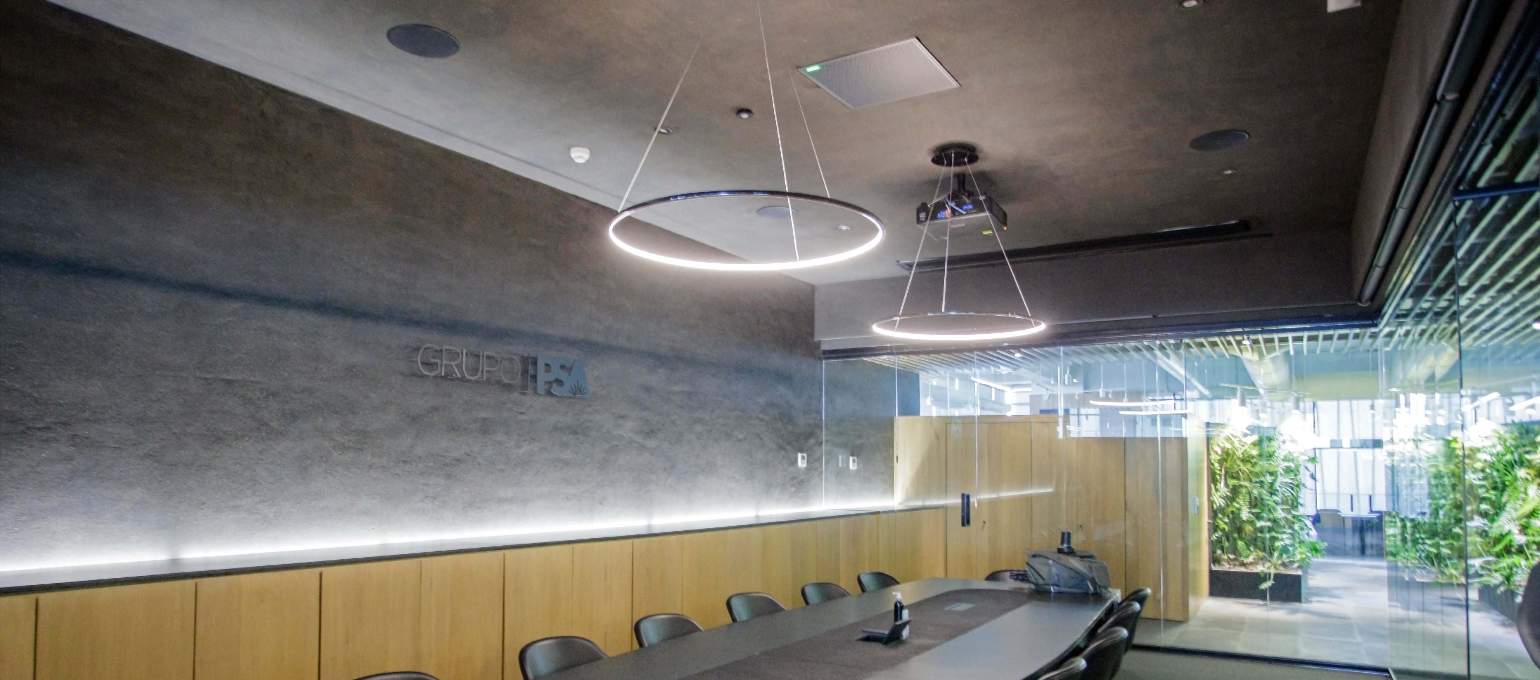 Bose-Grupo-PSA-Meeting-Room-01-(1).webp