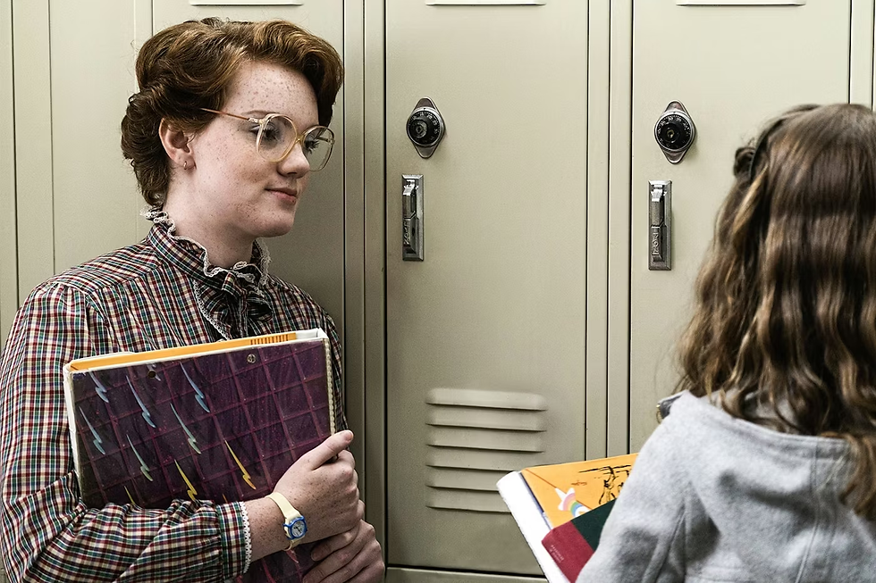 Barb, de Stranger Things, a usar um Swatch branco. Reiss adquiriu vários exemplares deste relógio para utilização na produção.
