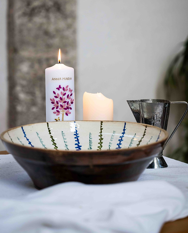Taufkerze mit Anna Maria, Taufschale, Kanne mit Weihwasser.