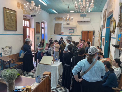 38 Mädchen aus Borough Park (NY) bei 38°Grad auf der „Tel Aviv Holy City Tour“.