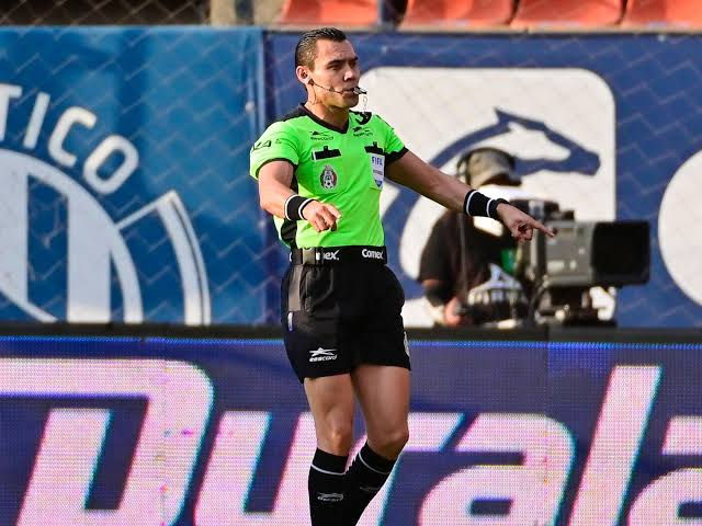 Marco Antonio Ortíz anulando gol a favor de San Luis