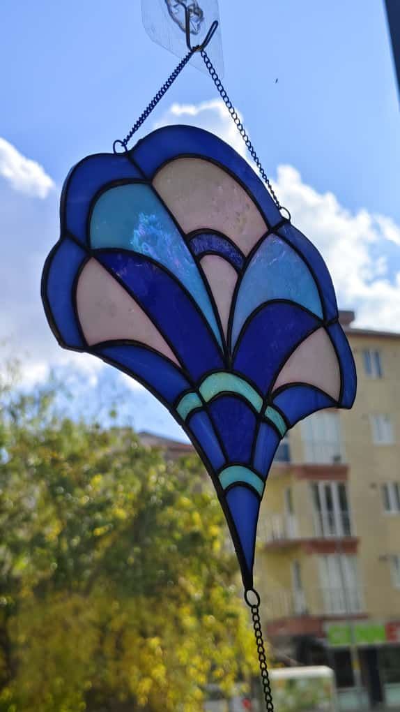 Küçük resim: Mavi sarkıt Vitray
