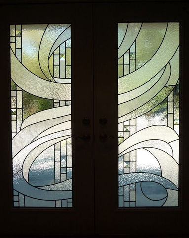 Vitray tasarımlı kapı panelleri, modern tasarım, teknik vitray ve estetik detaylar.