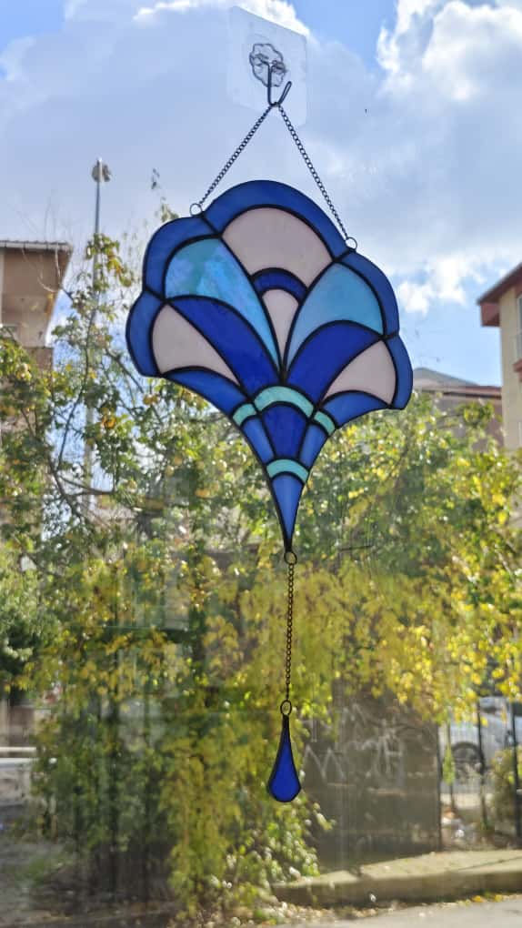 Küçük resim: Mavi sarkıt Vitray