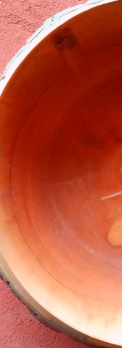 Cuia de madeira sobre parede na escada de acesso a Sala Silêncio.