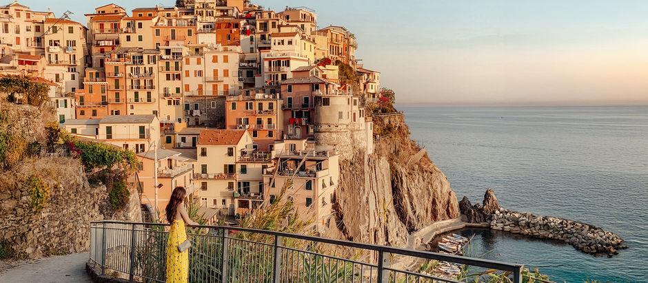 turista che contempla un paesaggio marino