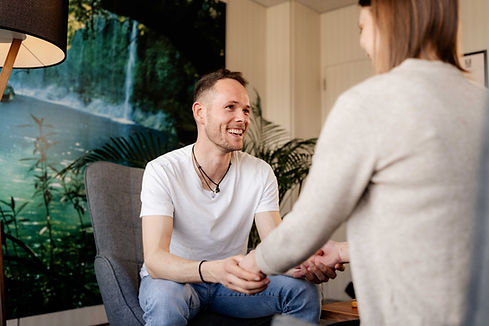 Handhalten lachen.jpg