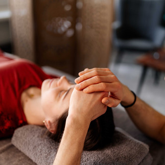 Raphael legt die Hände auf