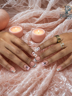 Halo Queen dip powder nail design at Premier Nails – luxury nail salon in downtown Chicago near River North.
