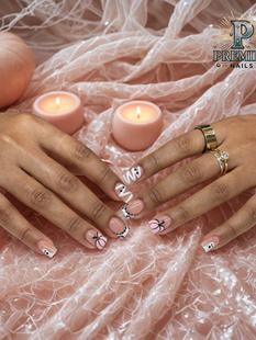 Halo Queen dip powder nail design at Premier Nails – luxury nail salon in downtown Chicago near River North.
