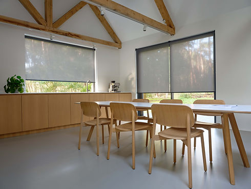 Diaz_rolgordijnen_eetkamer met houten stoelen en grijze rolgordijnen_liggend.jpg