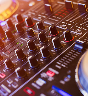 Gros plan sur une table de mixage DJ
