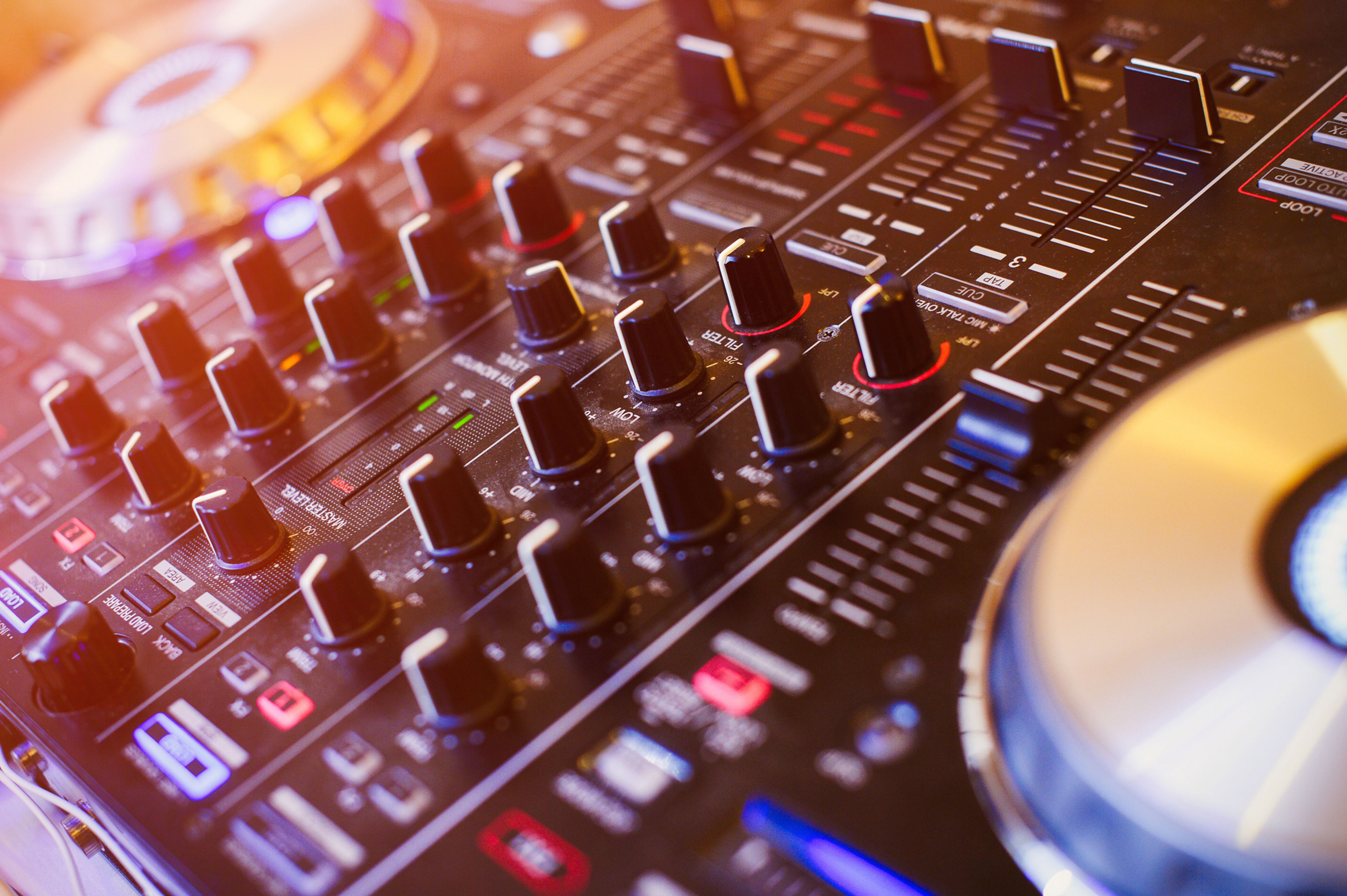 Dj set. Dj instrumental music. Бэкграунд диджей. Пульт диджея в клубе. Руки диджея.