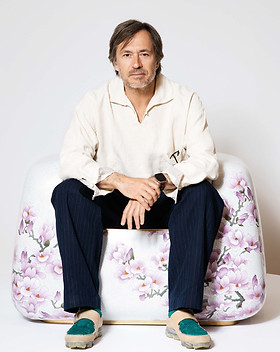 28112030-marc-newson-gagosian_article_13