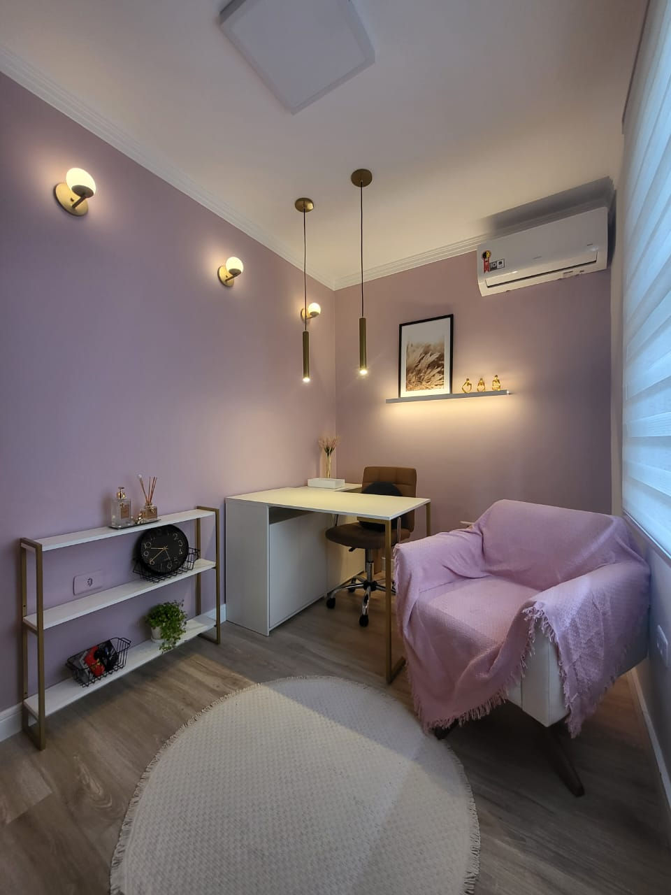 O DEPOIS DA SALA DE PSICOLOGIA ACONCHEGANTE EM TONS DE ROSA E DOURADO