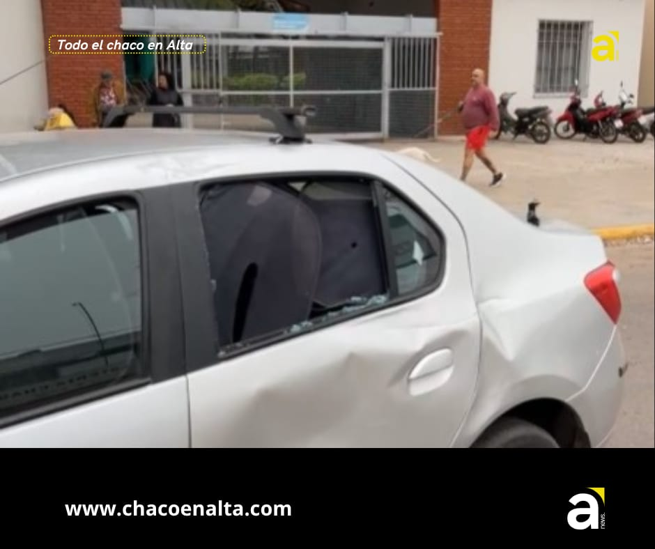 Accidente frente al Perrando: un motociclista chocó contra un taxi y terminó contra una palmera