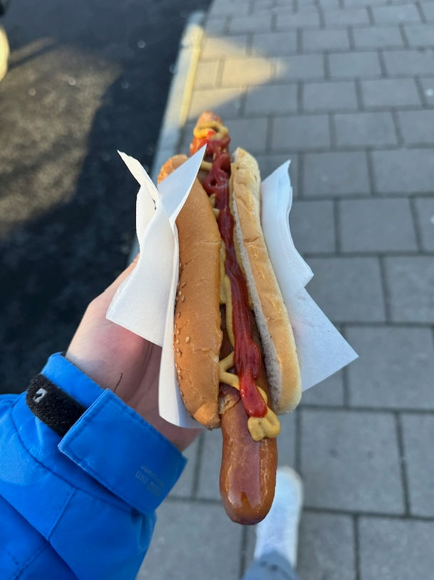 Nein, das ist keine Waffel, sondern ein Hotdog, das sich Reisefotograf Philip vor dem Aufstieg einverleibte. Und es sollte nicht der letzte dieser Reise gewesen sein.