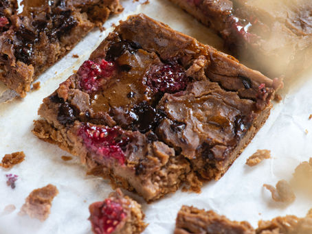 Brownie cremoso com framboesas vegan, sem lactose e sem glúten