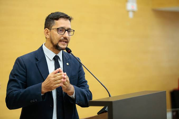 Deputado Anderson parabeniza Policiais Penais que agiram rápido e conseguiram libertar agente que estava sendo feito de refém por detentos