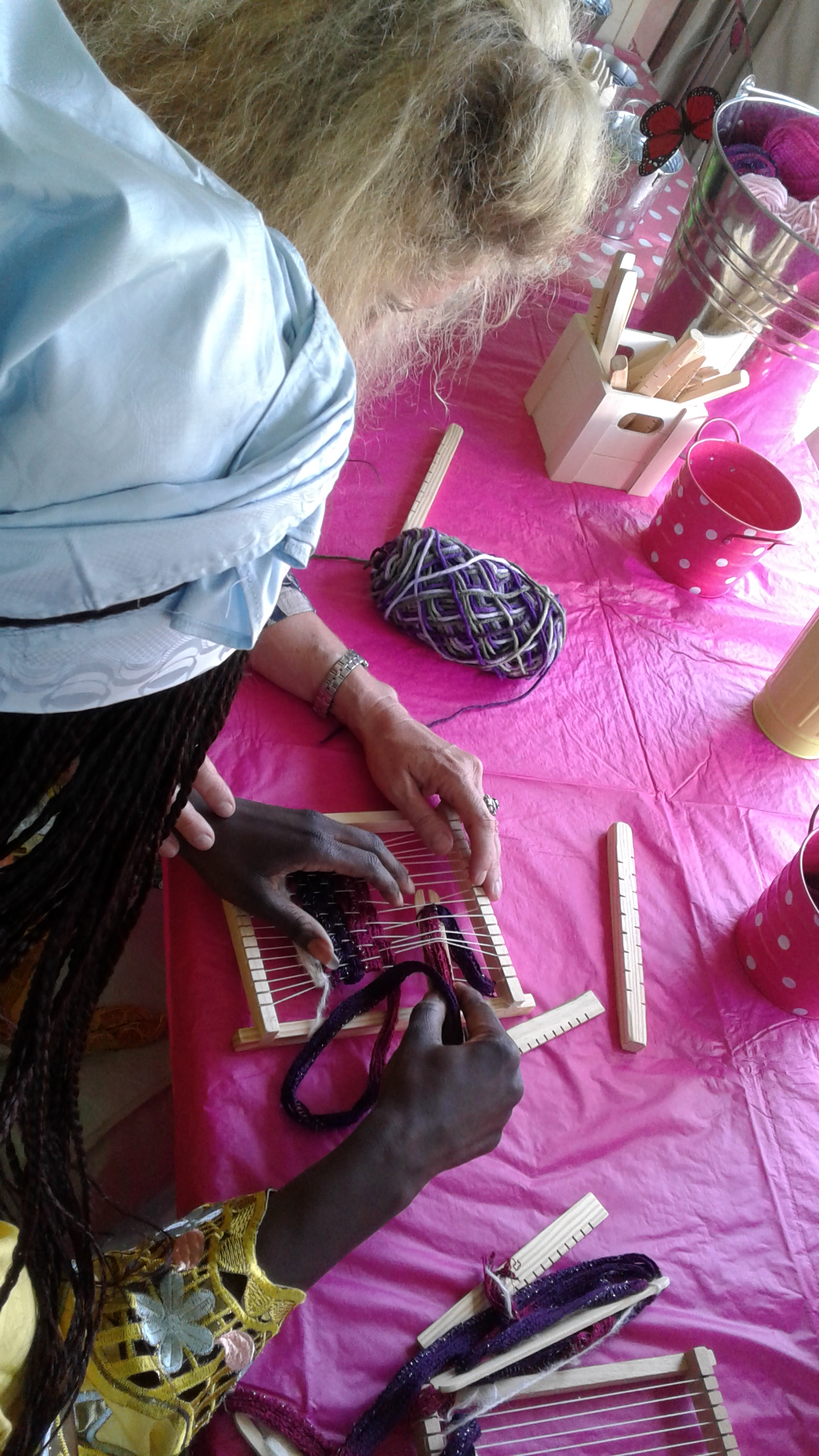Initiation au tissage.