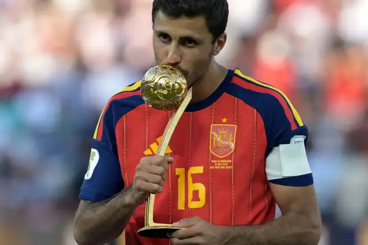 Rodri, da Espanha, conquistou a Bola de Ouro da Copa do Mundo de 2026 (Foto: Juan Mabromata/AFP)