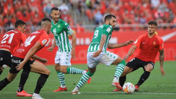 El Betis consigue un punto sin defensa