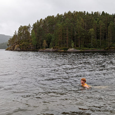 Person, die in einem See schwimmt