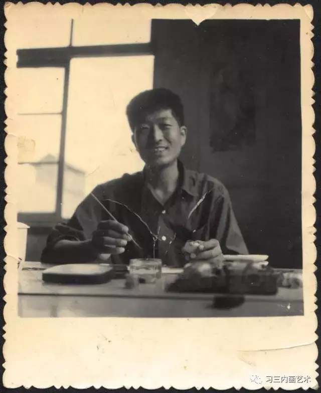Wang Xisan pictured in Fucheng workshop in the Year of 1972. D.D Art snuff bottle
