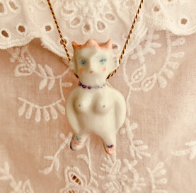 Porcelain Pendant I am a queen by Lilu Escobar Lilú Escobar