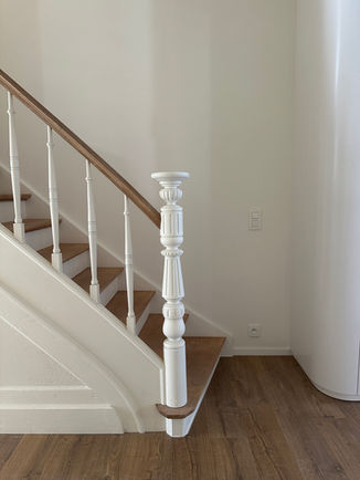 Escalier existant remis en valeur lors de la rénovation et de la transformation intérieure de la maison Simonis.