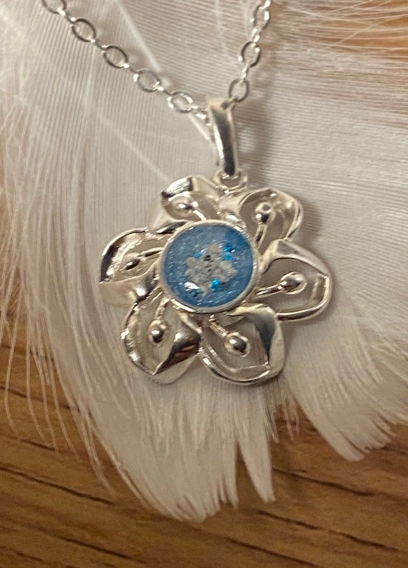 Thumbnail: Swirl flower pendant 