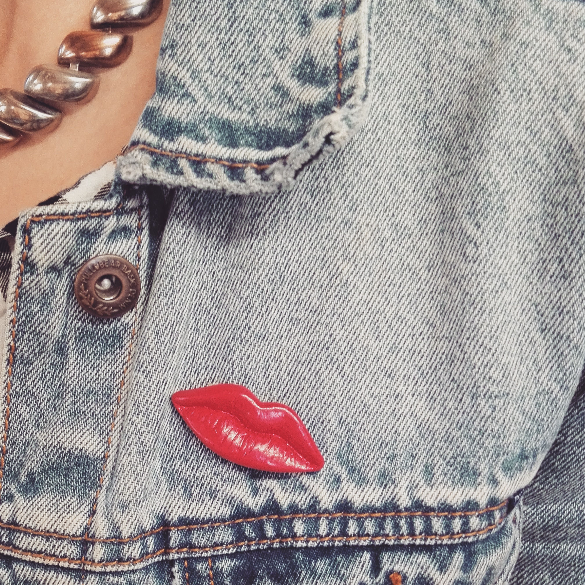 סיכת ג'קט | שפתיים אדמדמות