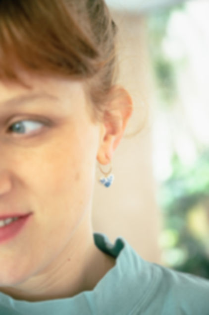 עגילי חישוק עם לב לבן מעוטר בורד כחול